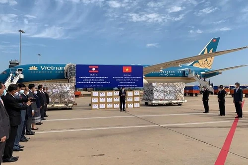 Chuyến bay đưa đoàn chuyên gia y tế Việt Nam sang Lào hỗ trợ chống dịch hạ cánh an toàn