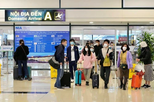 Khách đi máy bay tăng vọt, hàng không bổ sung 250 chuyến trong 4 ngày sau Tết