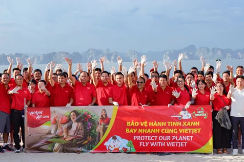 Gần 600 “chiến binh” Vietjet đồng loạt ra quân làm sạch biển Hạ Long