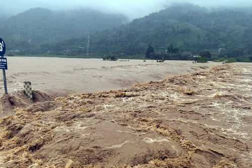 Lũ sông Hồng có thể vượt báo động 3 hơn 4 mét, Lào Cai công bố tình huống khẩn cấp