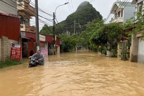 Mưa lớn dồn dập ở Bắc bộ kéo dài sang đầu tháng 8