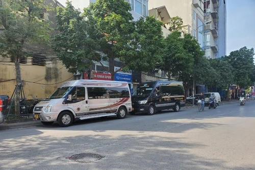 Xe hợp đồng trá hình limousine hoạt động nhộn nhịp ngó lơ Covid-19, ai quản lý?