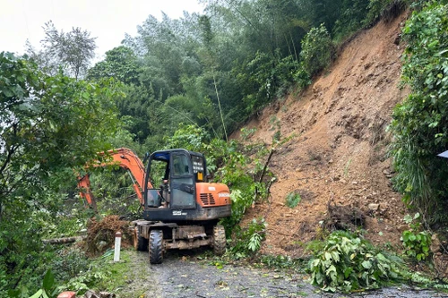 Cao Bằng: Một xe khách bị trôi xuống sông, chưa tiếp cận được hiện trường