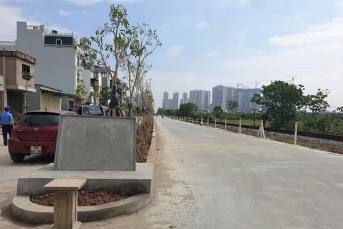 Hà Nội: Xây nhà “ôm” dây tín hiệu, làm đường bê tông trên đất hành lang đường sắt