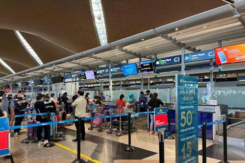 Hàng không quốc tế “ế” khách lại gặp "bão giá" xăng dầu chặn đà phục hồi