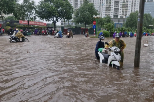 Mưa xối xả, Hà Nội mênh mông nước, một số tuyến đường "tắc không lối thoát"