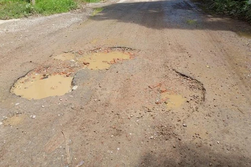 Nâng cấp đường vào khu xử lý rác thải Xuân Sơn: Ì ạch mãi chưa xong, đường đầy 'ổ voi', 'ổ gà'