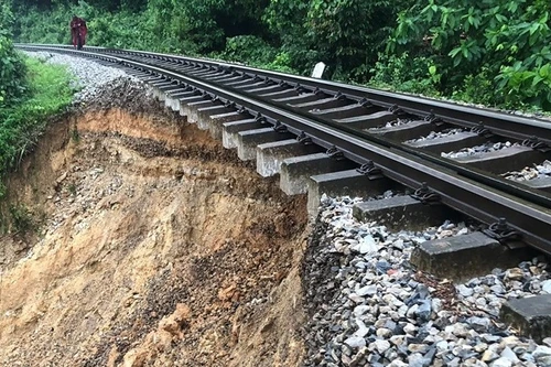 Đường sắt Bắc- Nam qua Hà Tĩnh tê liệt vì sạt lở, bao giờ thông tàu?