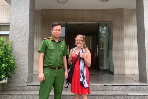 Công an Nội Bài và an ninh sân bay nhanh chóng tìm lại điện thoại cho khách nước ngoài bỏ quên