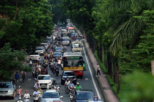 Xén dải phân cách giữa để mở rộng đường Hoàng Quốc Việt lên 8 làn xe