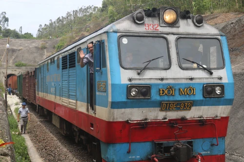 Hầm đường sắt Chí Thạnh thông tàu sau 10 ngày tê liệt