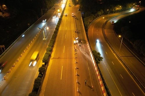 Cầu Thanh Trì sắp xếp làn riêng cho xe máy, nhiều ô tô vẫn đi vào