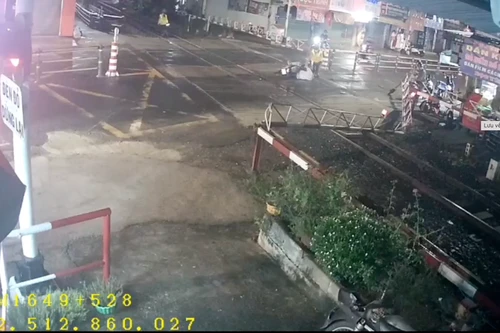 Thanh niên đi xe máy húc tung barie, may mắn được 2 nữ nhân viên gác chắn kịp thời kéo ra