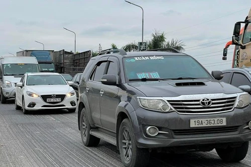 Lặng lẽ sửa chữa đường dẫn cầu Thăng Long gây ùn tắc kéo dài