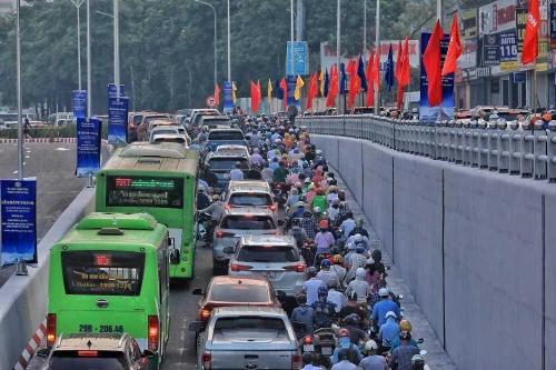 Ùn tắc giao thông gia tăng, làm sao để kéo người dân đến với vận tải khách công cộng?