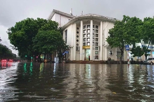 Mưa lớn trút xuống không dứt, nhiều tuyến phố Hà Nội ngập sâu trong nước