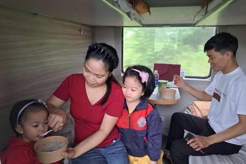 Đường sắt phục vụ 1.500 suất ăn sáng cho hành khách bị ảnh hưởng bởi bão số 10