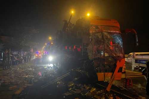 Xe khách Phương Trang đâm đuôi xe tải chở gạch đỗ ven đường làm 3 người chết