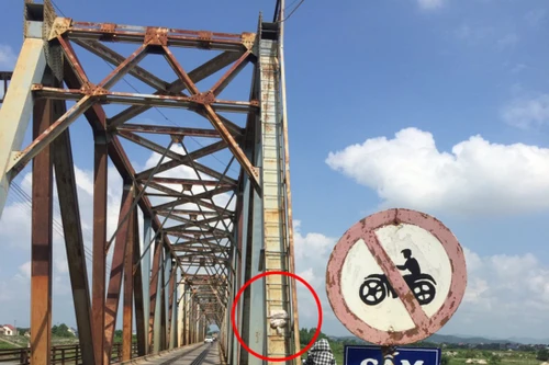 Nhân viên đường sắt dũng cảm bơi ra giữa sông Lục Nam cứu người phụ nữ rơi từ cầu Cẩm Lý