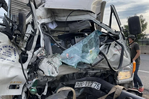 Bình Thuận: Xe tải đâm vào đuôi xe đầu kéo đang dừng, lái, phụ xe chết kẹt trong cabin
