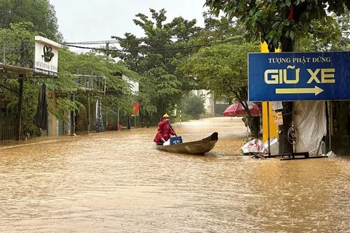 Nước lũ các sông ở Huế, Đà Nẵng đang xuống nhưng chưa hết ngập lụt