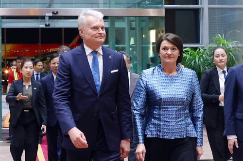 Tổng thống Litva đến Hà Nội trên chuyên cơ Vietjet