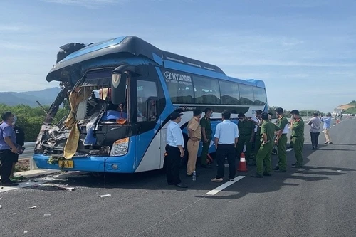 Xe khách chở đoàn từ thiện đâm đuôi xe tải trên cao tốc Nha Trang- Cam Lâm làm 2 người chết