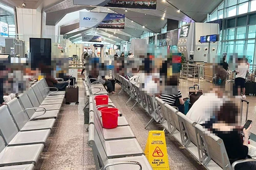 Nhà ga sân bay quốc tế Vinh bị dột, phải dùng xô hứng nước