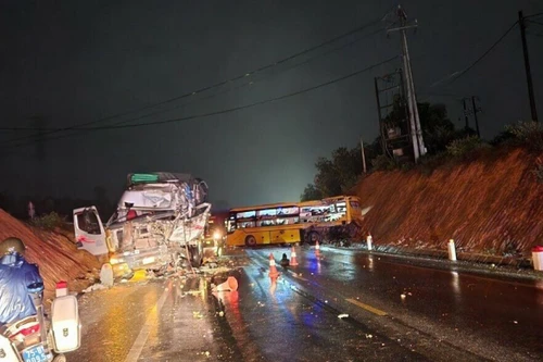 Xe khách giường nằm lấn làn, đối đầu xe tải làm 2 người chết, 13 người bị thương