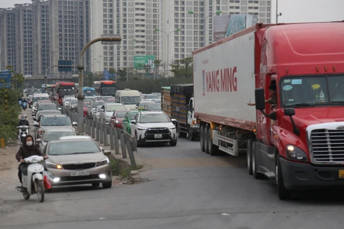 Dòng phương tiện chen chúc đổ về Thủ đô, người dân tay xách nách mang trở lại Hà Nội