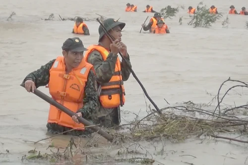 Không khí lạnh “gặp” vùng áp thấp gây mưa rất lớn cho miền Trung