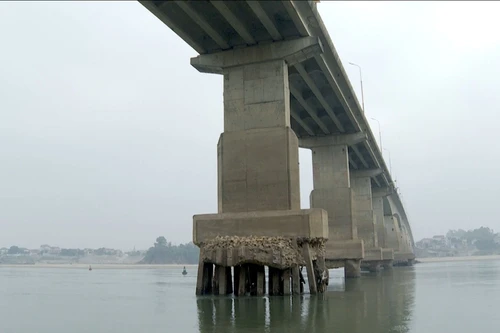 Tạm thời sẽ triển khai quây trụ cầu Trung Hà để chống xói lở khi thủy điện xả nước