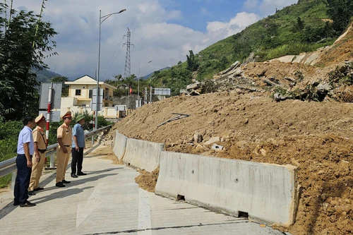 Sạt lở đất khiến cầu Móng Sến cao nhất Việt Nam tạm dừng hoạt động