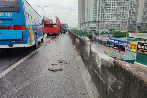 Xe container mất lái đâm vỡ lan can đường Vành đai 3 trên cao