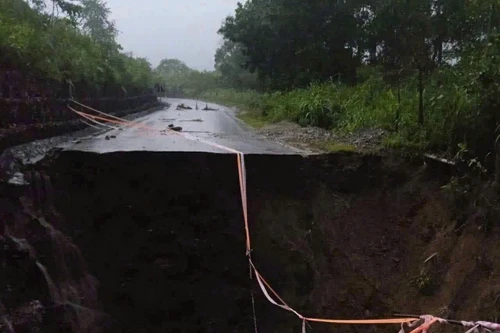 Sạt lở nghiêm trọng "cắt đôi" quốc lộ 3B qua Thái Nguyên, giao thông tê liệt