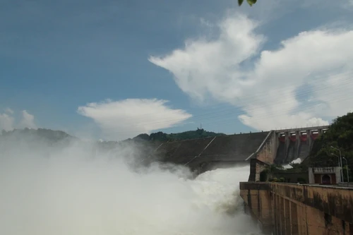 Nước lũ đổ về mạnh, thủy điện Hòa Bình mở cửa xả thứ hai