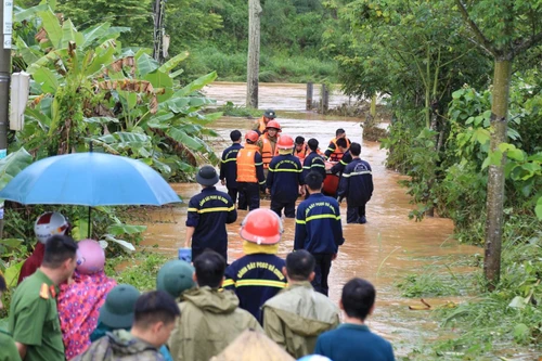 Tám người thiệt mạng do mưa lũ, nhiều tuyến quốc lộ vẫn tê liệt vì sạt lở