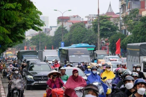 Người dân ùn ùn rời Thủ đô chiều thứ Sáu, bắt đầu kỳ nghỉ lễ 30/4 