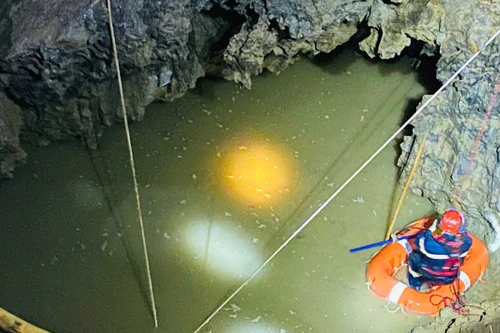 Vẫn chưa tìm thấy người đi xe máy lao xuống hố tử thần trên quốc lộ 3B