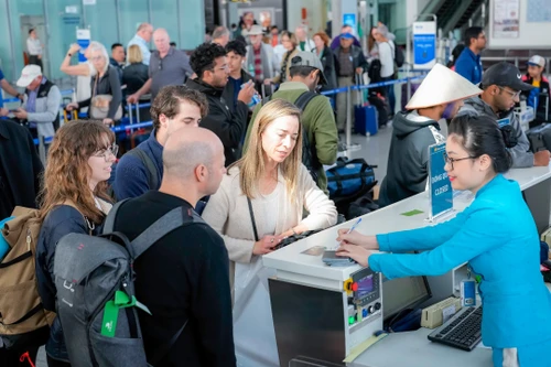 Sắp hết tháng Giêng, giá vé máy bay vào TP.HCM vẫn khiến người dân ngã ngửa