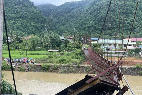 Đứt cáp cầu treo qua sông Nậm Núa, ba người đi ô tô rơi xuống sông