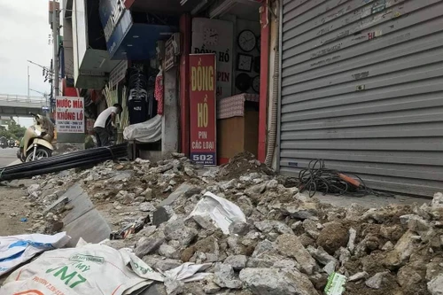 Phố Bạch Mai: Vỉa hè vừa chỉnh trang bị đục phá để thi công đường nước