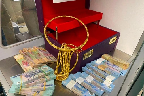Khách lơ là bỏ quên hàng trăm triệu đồng cùng kiềng vàng trên máy bay 