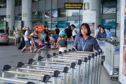 Nam hành khách vui mừng được nhân viên xe đẩy sân bay giúp tìm lại chiếc ví có 30 triệu