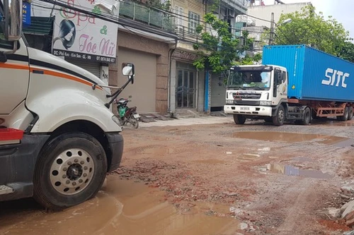 “Con đường đau khổ” qua phố Keo rào chắn một nửa để thi công hơn 600m còn lại