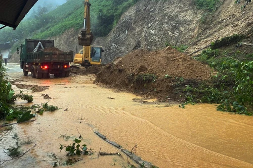 Hàng loạt tuyến đường ở miền núi phía Bắc tê liệt do hoàn lưu bão số 3