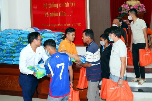 Kienlongbank trao tặng gần 8.000 phần quà Tết cho bà con có hoàn cảnh khó khăn dịp Tết Quý Mão 2023