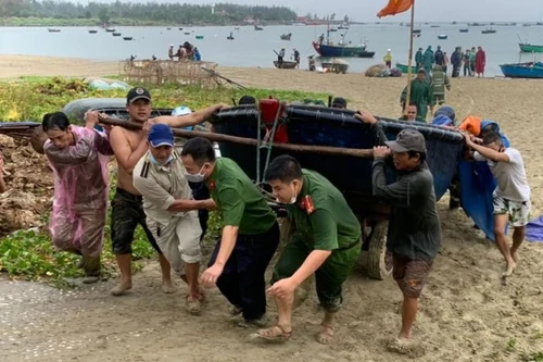 Hoàn lưu bão số 5 gây mưa lớn khắp miền Trung, đã có thiệt hại về người