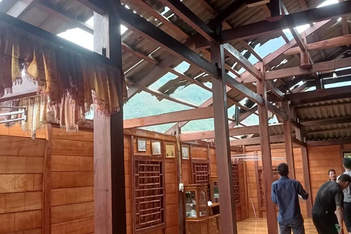 Mưa giông làm 1 người chết, hàng trăm ngôi nhà bị hư hại