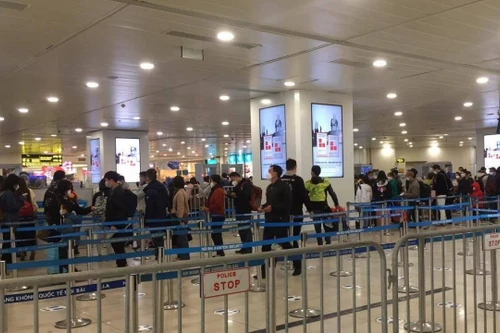 Khách qua sân bay Nội Bài tăng vọt, hàng không tăng cường bay đêm